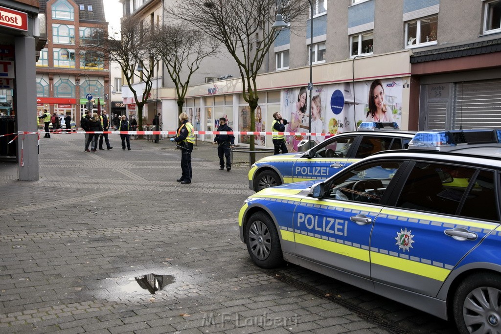 Einsatz BF Koeln Messerstecherei Koeln Porz Josefstr P67.JPG - Miklos Laubert